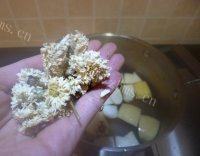 雪梨菊花茶做法图解3)