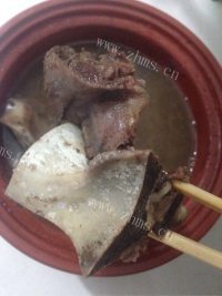 香气浓郁的牛骨汤做法图解5)