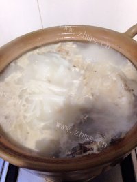 美味的萝卜鲫鱼汤做法图解7)