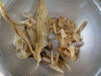 美味早餐柴鱼花生粥做法图解2)