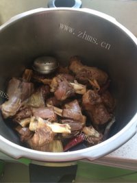 滋补炖羊骨做法图解9)