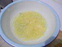 家常菜孜然土豆丝做法图解2)