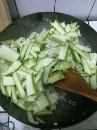 大厨之角瓜炒肉做法图解5)