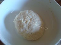 美味的豆沙馅菊花酥做法图解3)