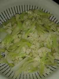 家常菜爆炒菜花做法图解2)