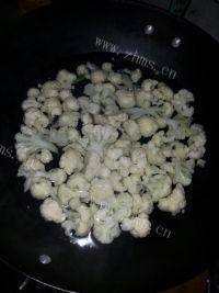 家常素炒菜花做法图解3)