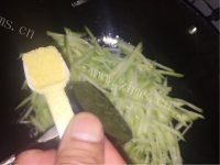 美味营养的清炒西葫芦做法图解5)