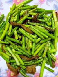 美味营养的蒜苔炒肉丝做法图解5)