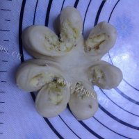 自制椰蓉花朵面包做法图解15)
