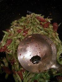 家常菜四季豆炒腊肠做法图解7)