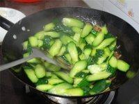家常菜青瓜炒牛肉做法图解11)