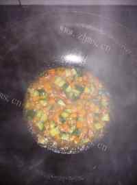 美味的菠萝炒饭做法图解5)