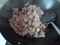 常吃不腻的芹菜炒肉做法图解5)