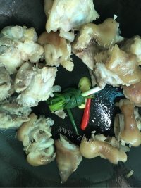 腐乳猪蹄做法图解5)