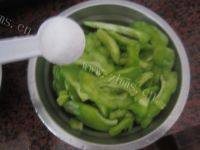 家常菜苦瓜炒鸡肉做法图解5)