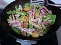诱人的土豆炖豆角做法图解8)