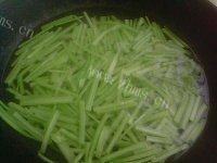 家常菜素炒芹菜做法图解3)