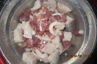 家常菜土豆焖五花肉做法图解2)