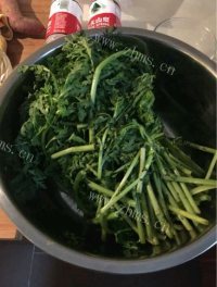 鲜香炝茼蒿做法图解1)