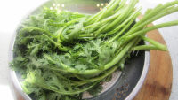 美味的茼蒿拌豆腐干做法图解1)
