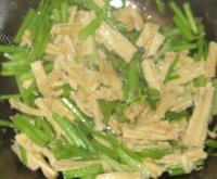 芹菜炒腐竹自制做法图解9)