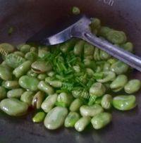 美味的葱油蚕豆做法图解4)