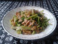 香味四溢的芹菜炒瘦肉