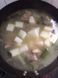 美味的冬瓜海带排骨汤做法图解8)