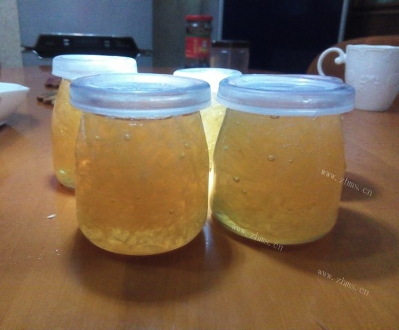 色泽鲜亮的蜂蜜柚子茶