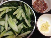家常菜黄瓜炒肉做法图解1)