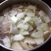 美味的冬瓜骨头汤做法图解7)