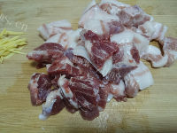美味的土豆粉蒸肉做法图解2)