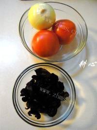 可口的洋葱番茄木耳汤做法图解1)