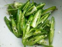 「美味可口」青椒炒茄子做法图解3)