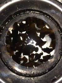 家常菜丝瓜炒木耳做法图解2)