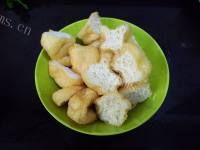 自制牛骨粉丝油豆腐煲做法图解4)