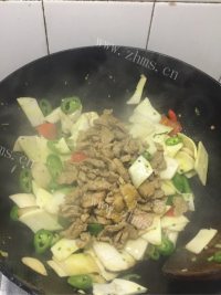 美味的杏鲍菇辣炒肉片做法图解12)