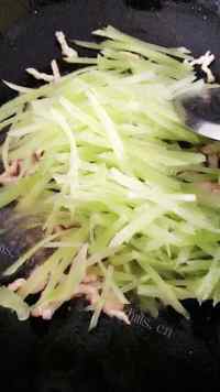 有颜有味的莴笋肉丝小炒做法图解4)