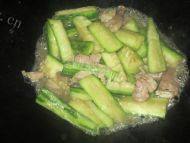 诱人的肉片炒丝瓜做法图解4)