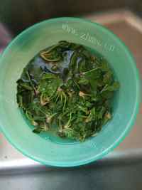 色味俱佳的菠菜炒鸡蛋做法图解1)
