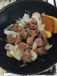 油而不腻的番茄炖牛肉做法图解3)