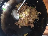 可口的酸菜炖粉条做法图解6)