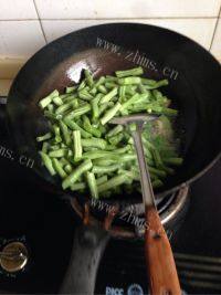 家常菜干煸豆角做法图解6)
