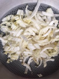 家常菜酸辣白菜做法图解2)