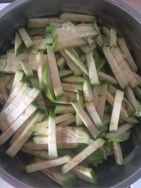 家常菜素炒茄条做法图解1)