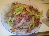 饱满的芹菜肉丝