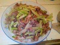饱满的芹菜肉丝