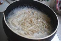 家常菜金针菇拌黄瓜做法图解3)
