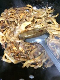 家常菜蘑菇炒肉做法图解6)