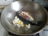 美味的豆腐鲫鱼汤做法图解3)